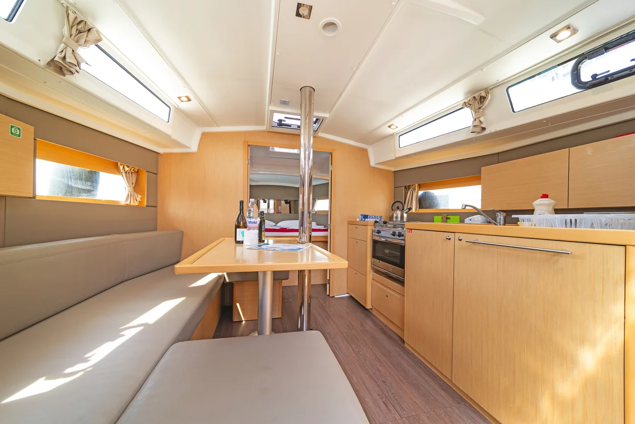 Oceanis 38.1 (Philyra)  - 12