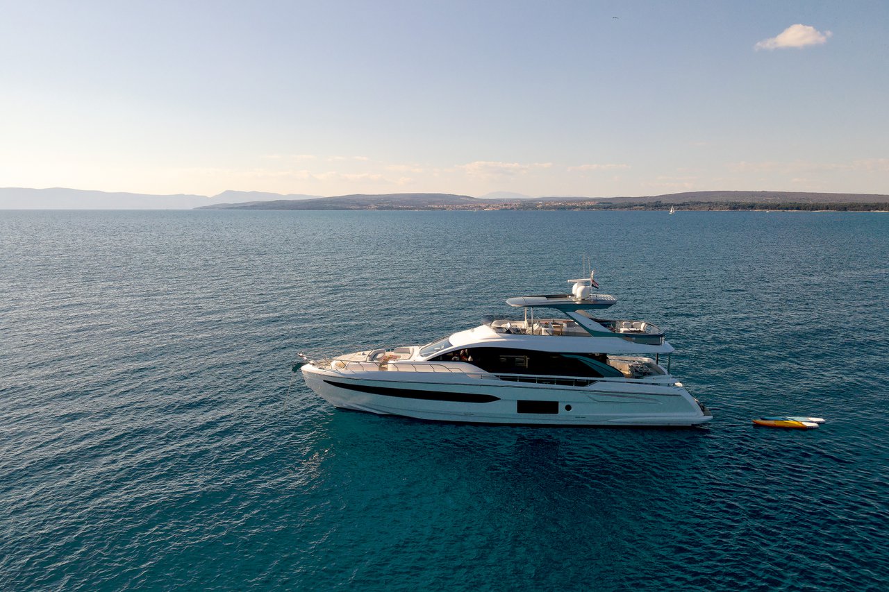 Photo #11 - Azimut 78 Fly - 4 + 1 cab. (OMR Group) en Podstrana - 40611