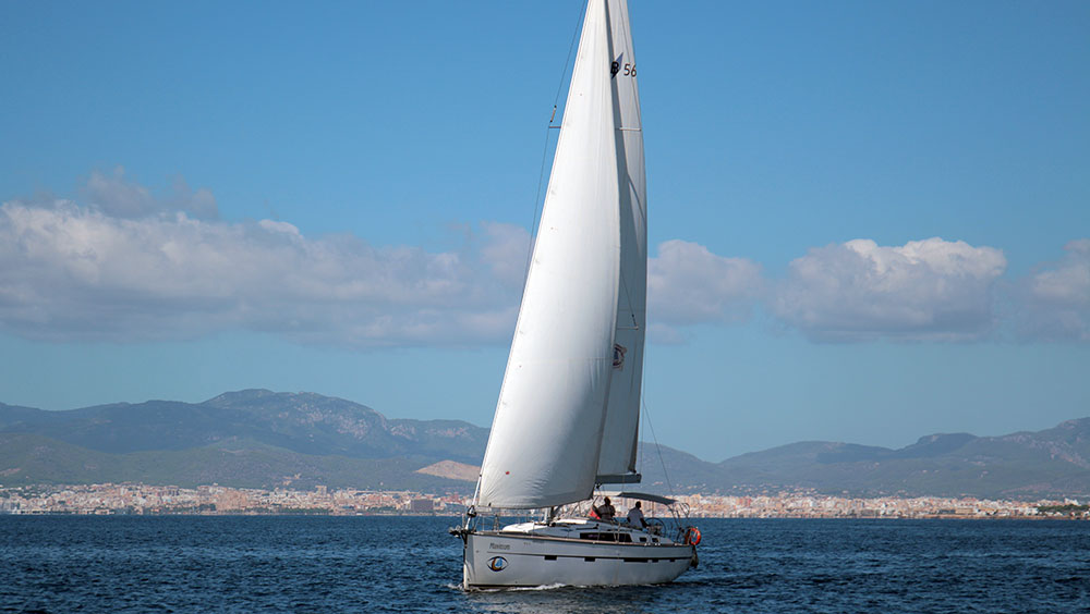 Photo #3 - Bavaria Cruiser 56 - 5 + 1 cab. (Maximum) in El Arenal - 41159