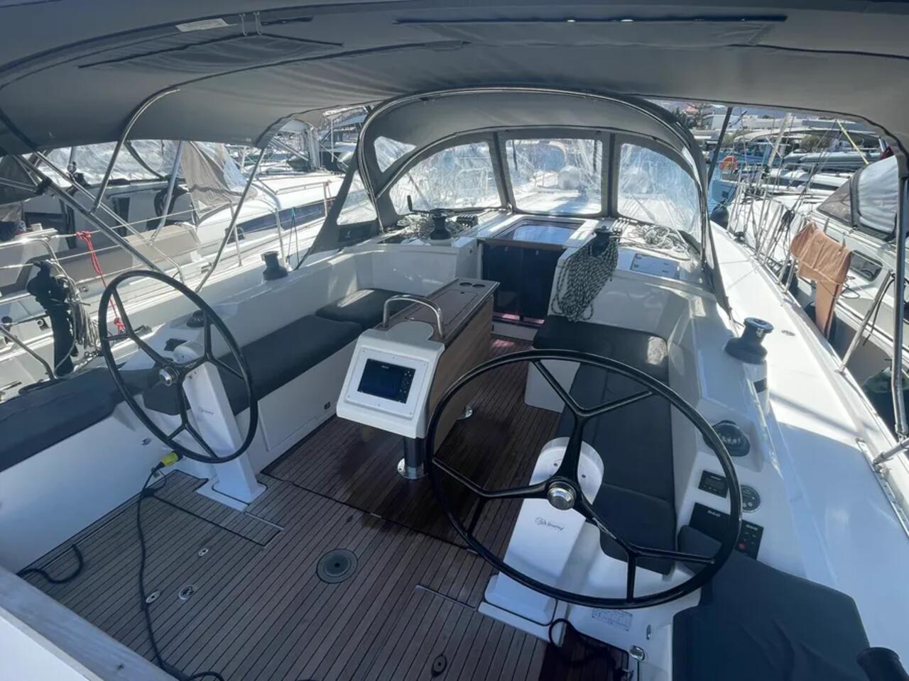 Bavaria C42 — photo 3
