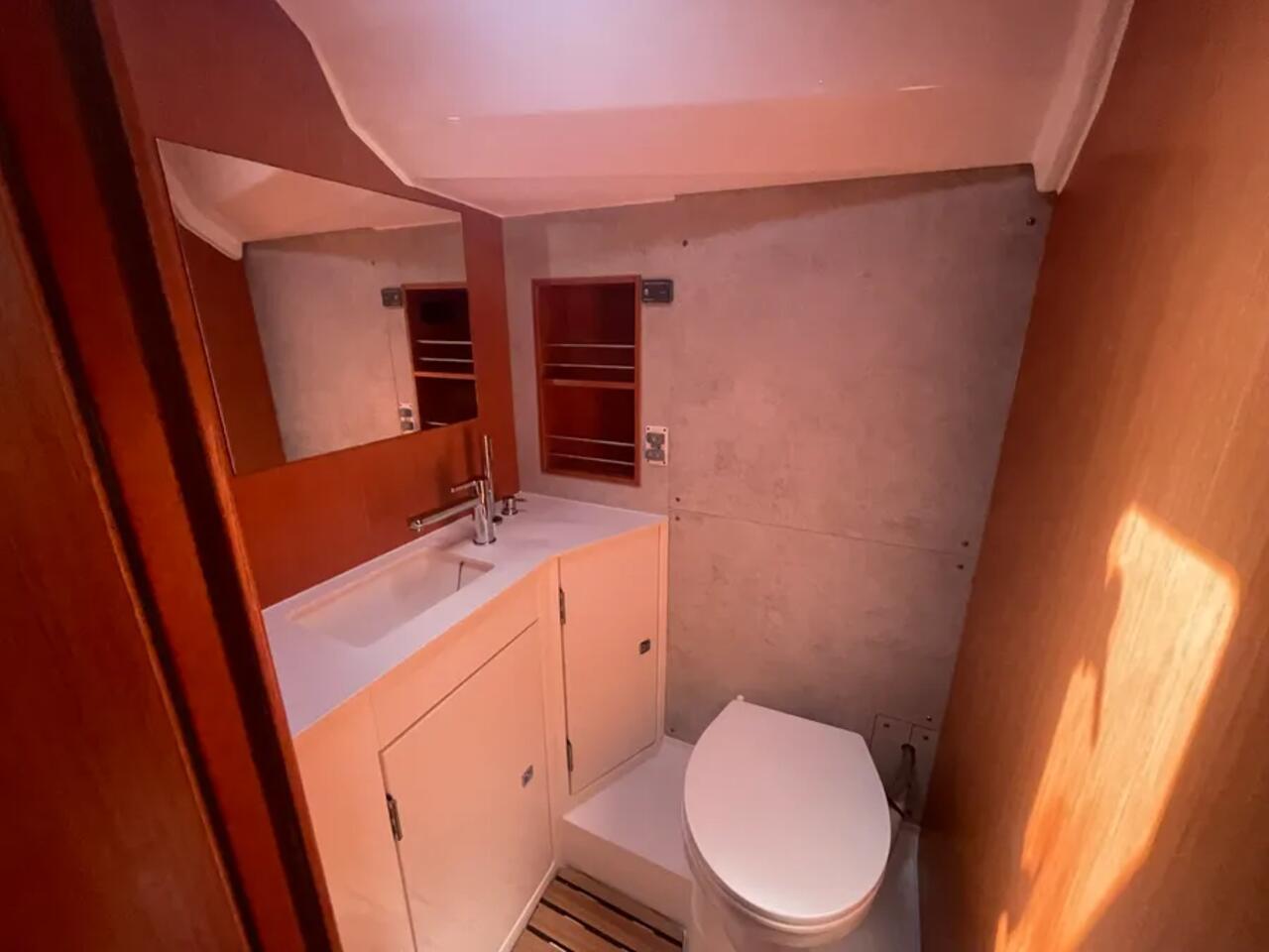 Bavaria C42 — photo 11