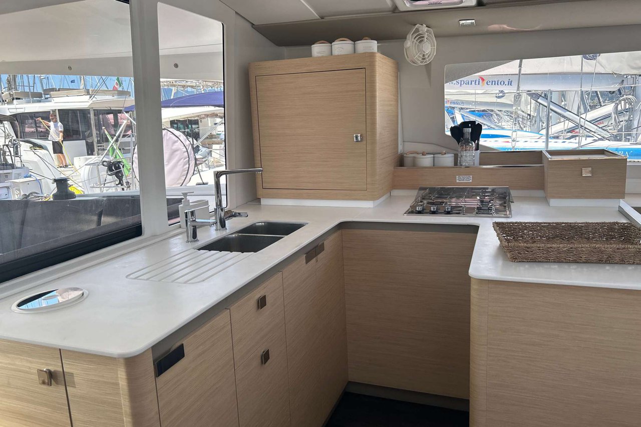 Fountaine Pajot Astrea 42 - 4 + 1 cab. — photo 24