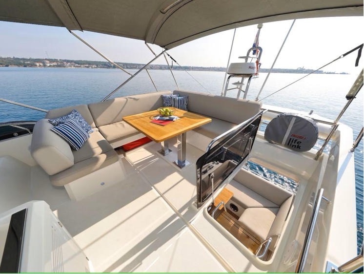 Prestige 520 Flybridge - 3 + 1 cab. — photo 10