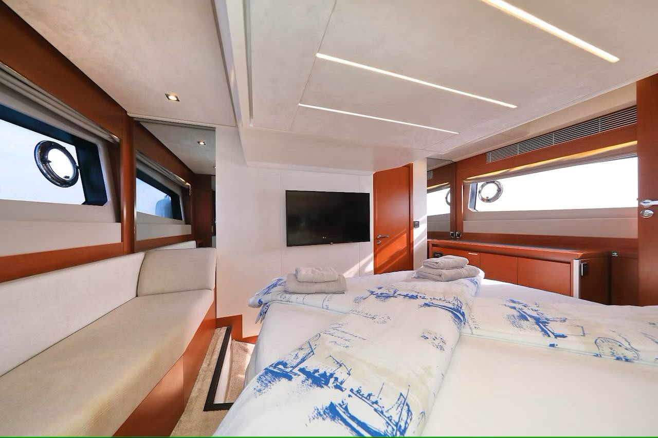 Prestige 520 Flybridge - 3 + 1 cab. — photo 28