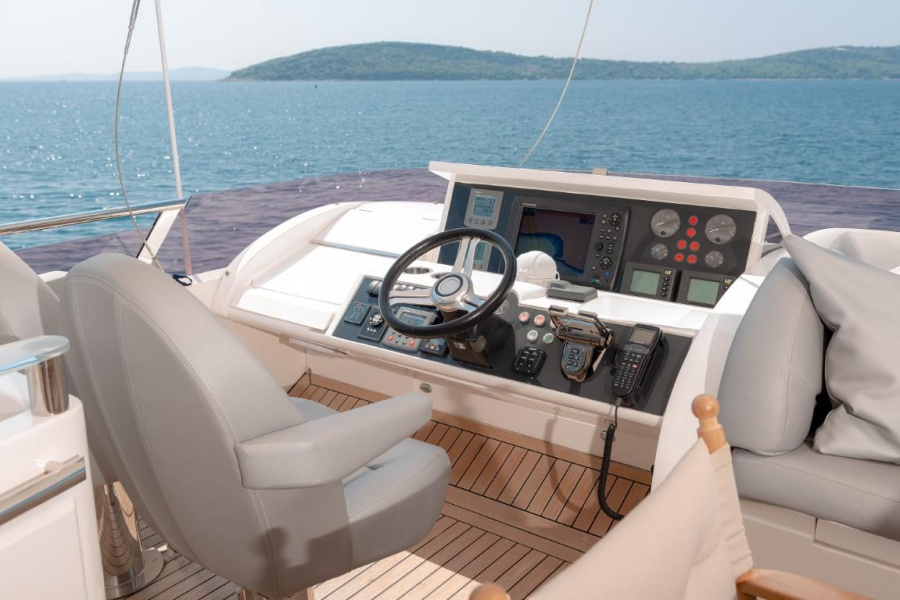 Photo #15 - Princess 72 Flybridge - 4 + 1 cab. (Champion) en Podstrana - 42427
