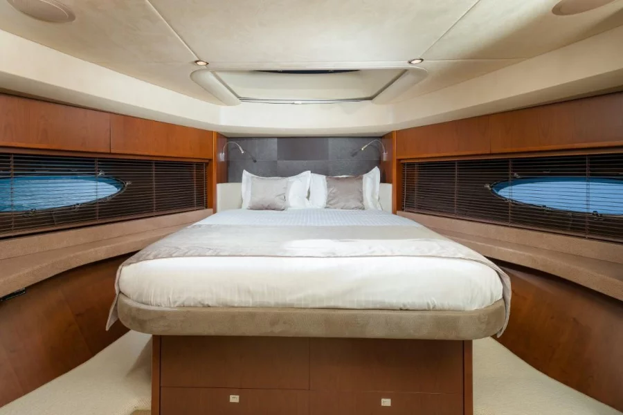 Princess 72 Flybridge - 4 + 1 cab. (Champion)  - 26