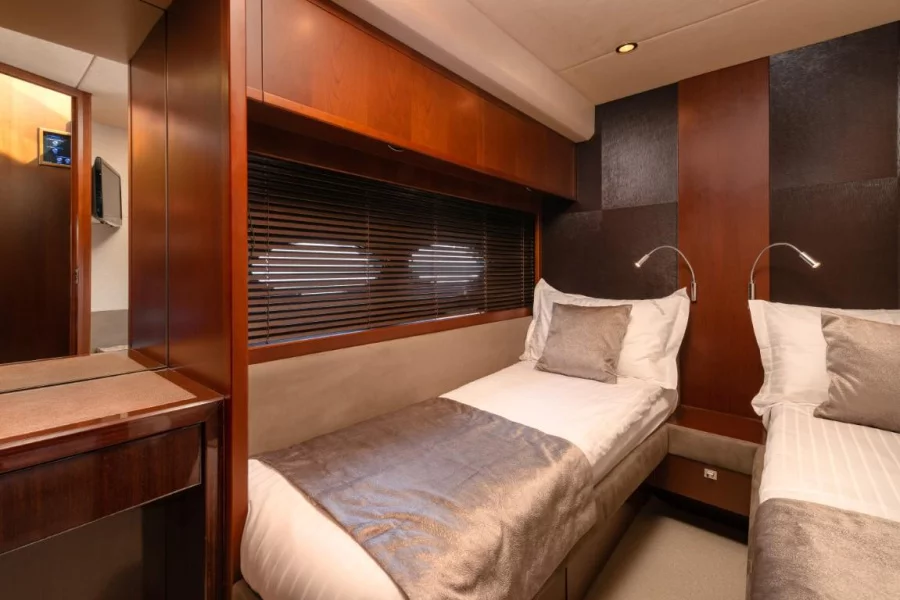 Princess 72 Flybridge - 4 + 1 cab. (Champion)  - 28