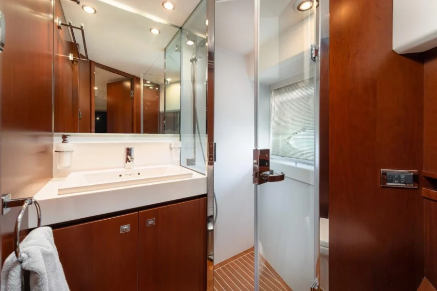Princess 72 Flybridge - 4 + 1 cab. (Champion)  - 32