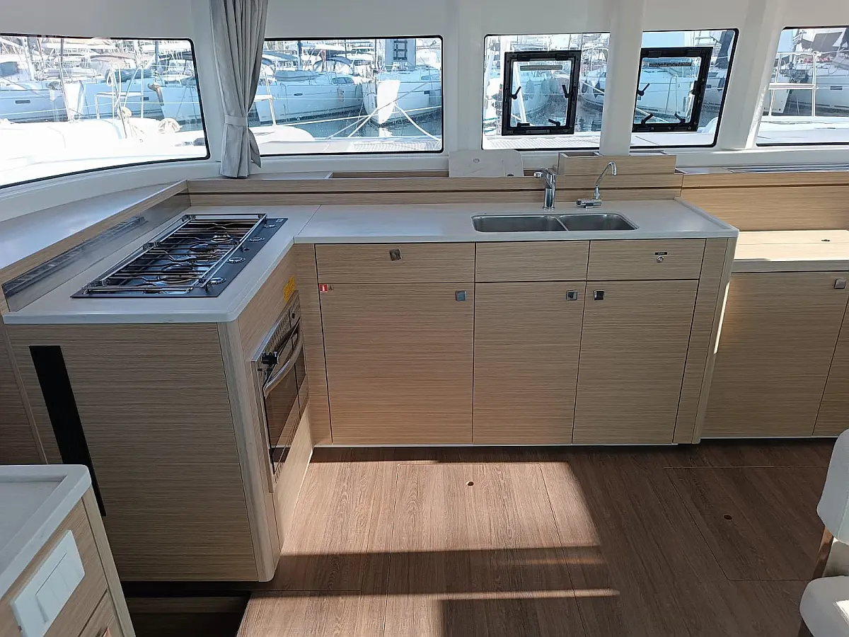 Lagoon 43 - 4 + 2 cab. — photo 17