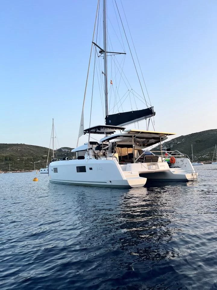 Lagoon 42 - 4 + 1 cab. (White Chadal)  - 21
