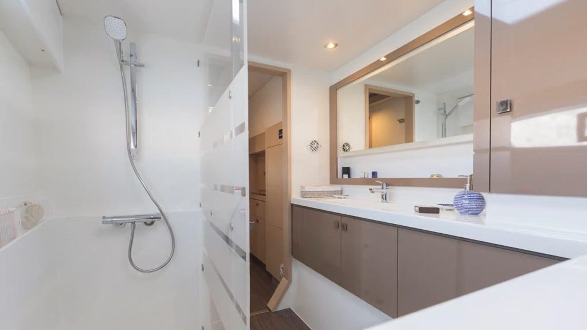 Photo #28 - Fountaine Pajot Astrea 42 - 4 + 2 cab. (Satellite) en Kotor - 43720