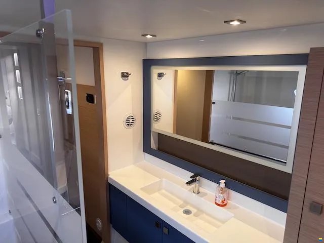 Photo #16 - Fountaine Pajot Astrea 42 Maestro (Kahuna) en Toulon - 61258