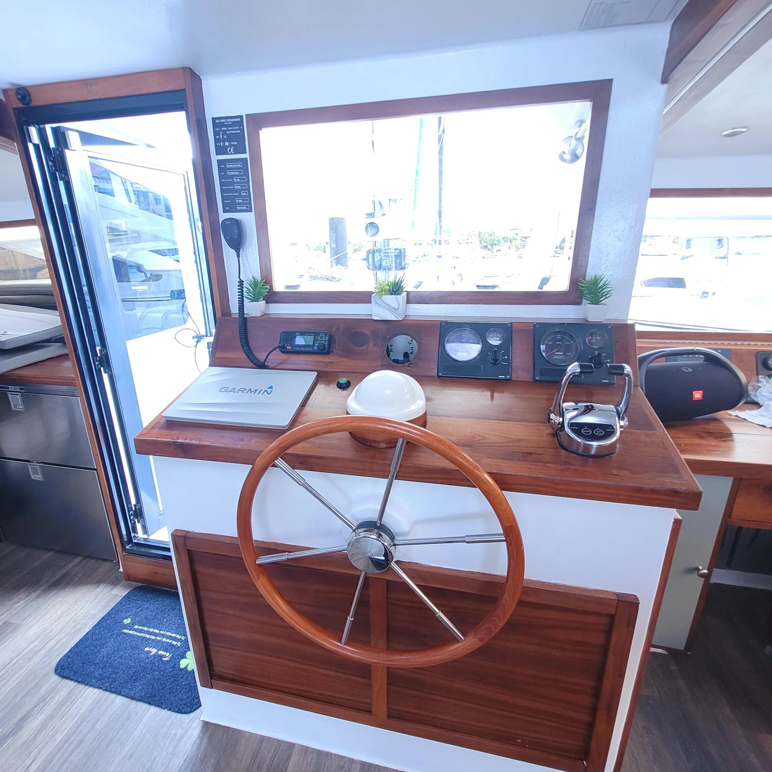 Sea-Tribe DH550 (Valerie)  - 1