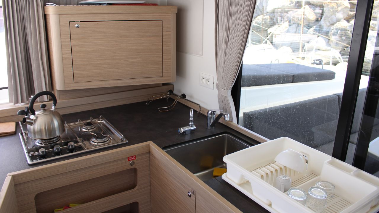 Lagoon 42 - 4 + 2 cab. — photo 9