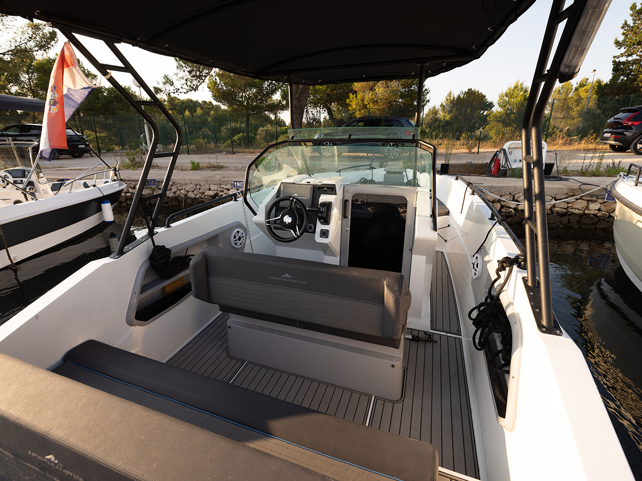 Photo #4 - Northmaster 645 Open (NN2) in Resort Solaris - 61711