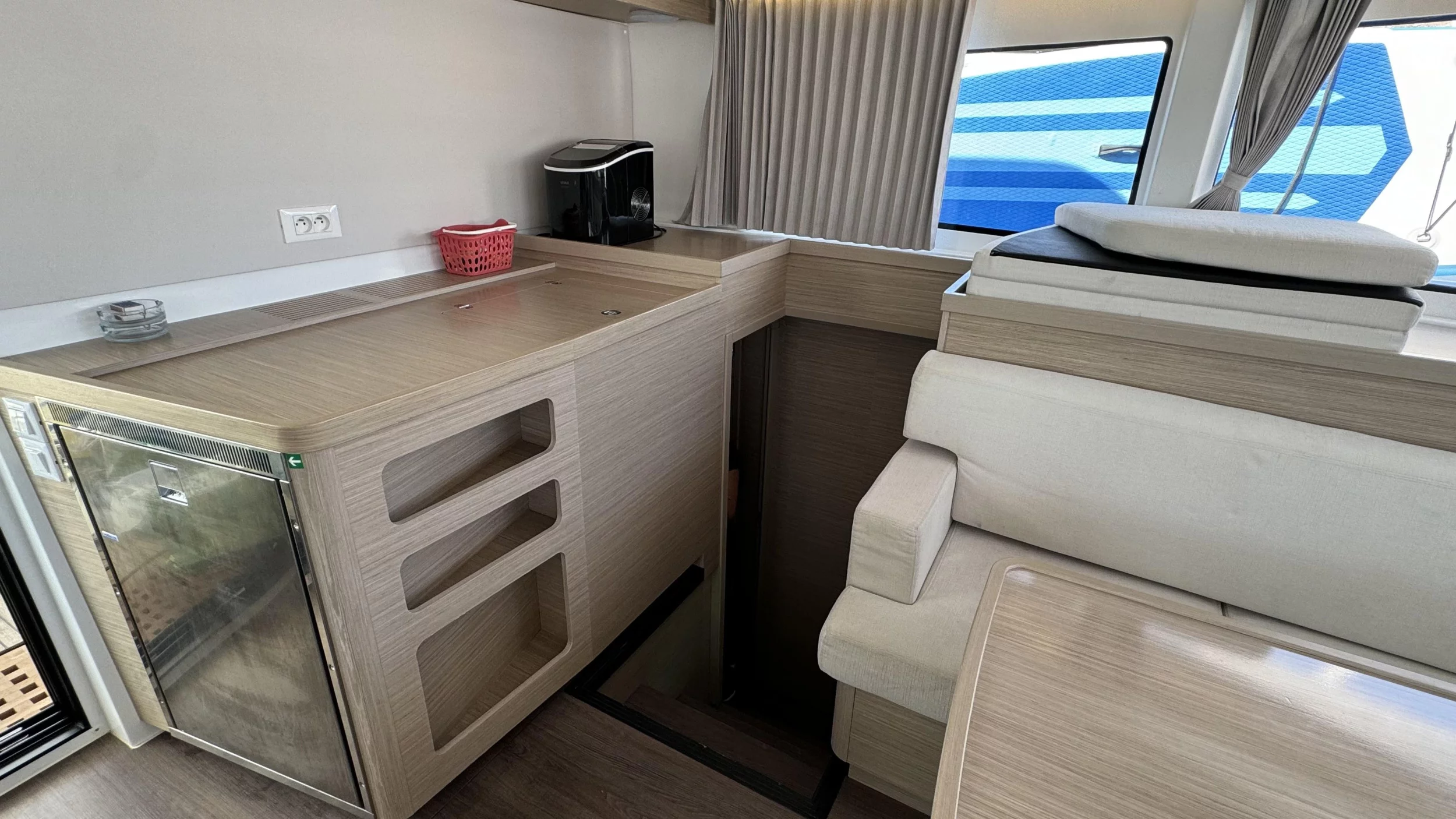 Lagoon 42 - 4 + 2 cab. (Skylight)  - 6