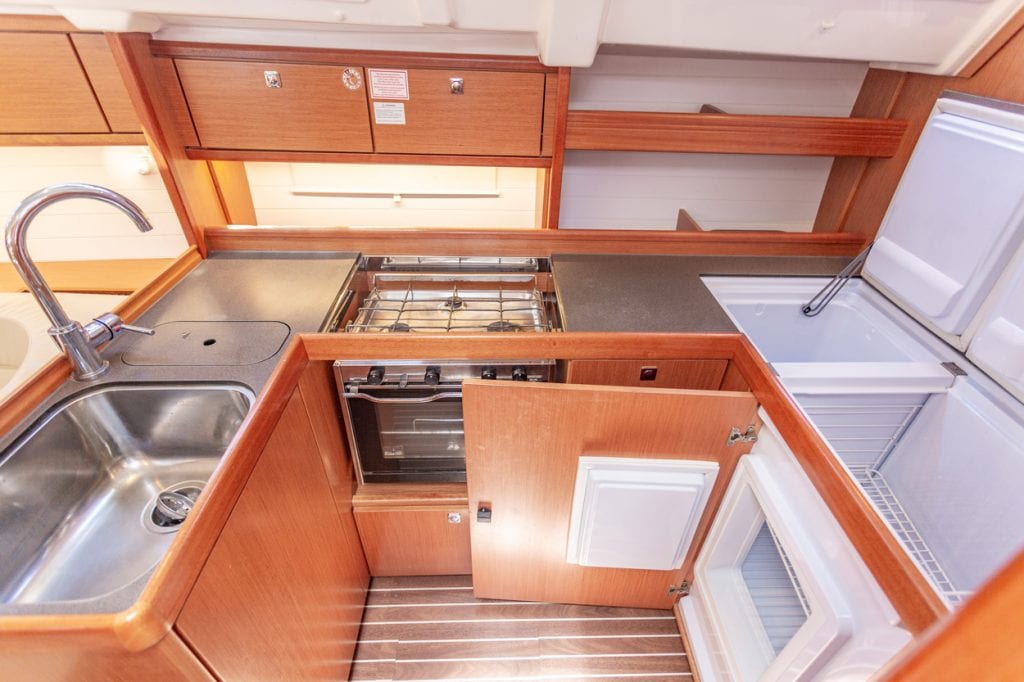 Photo #12 - Bavaria Cruiser 41 - 2 cab. (Patches) in Blaue Lagune - 63161