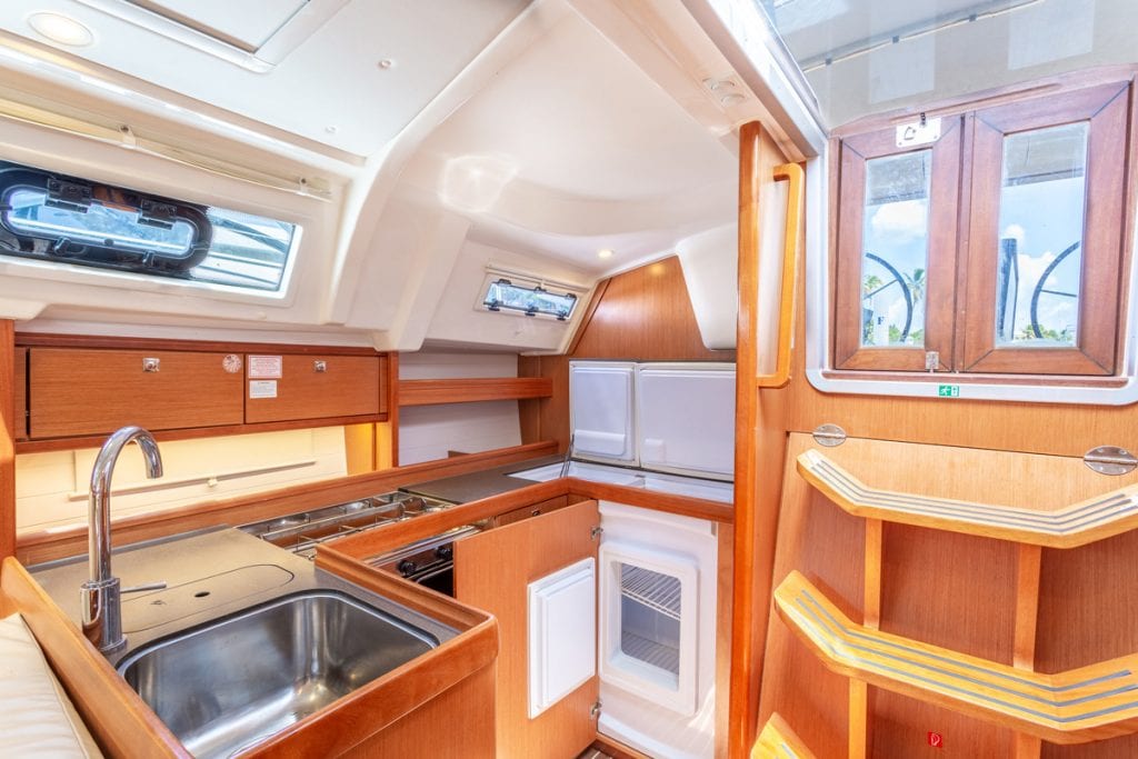 Photo #13 - Bavaria Cruiser 41 - 2 cab. (Patches) in Blaue Lagune - 63161