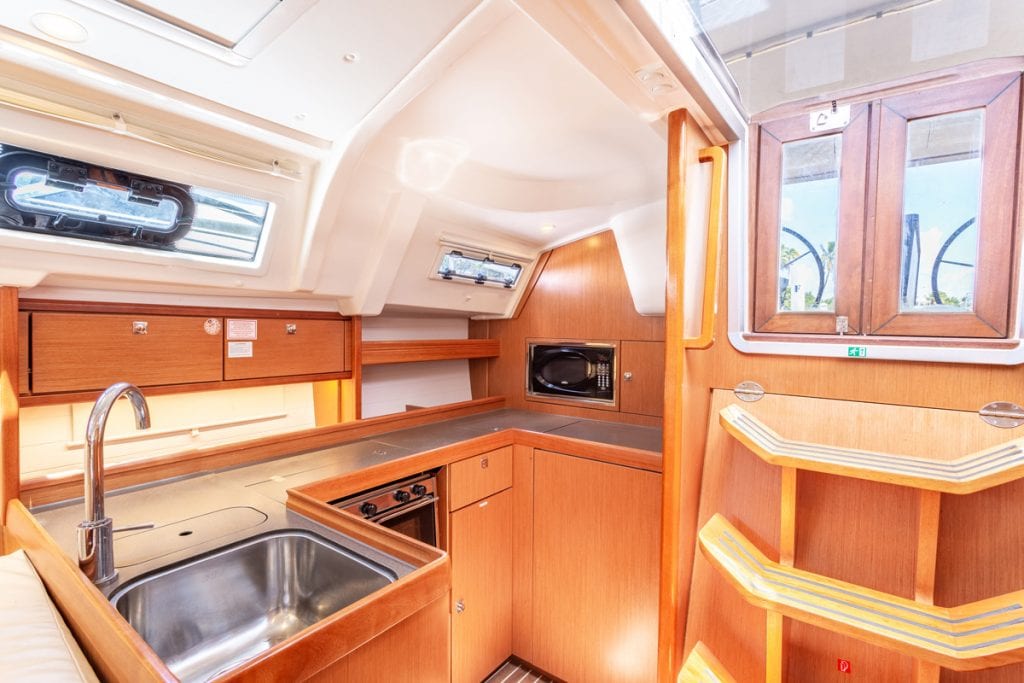 Photo #14 - Bavaria Cruiser 41 - 2 cab. (Patches) in Blaue Lagune - 63161