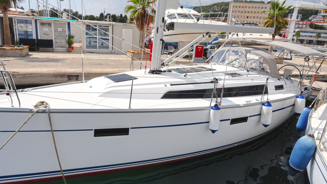 Photo #8 - Bavaria Cruiser 37 - 3 cab. (Lirica) in Split - 44141