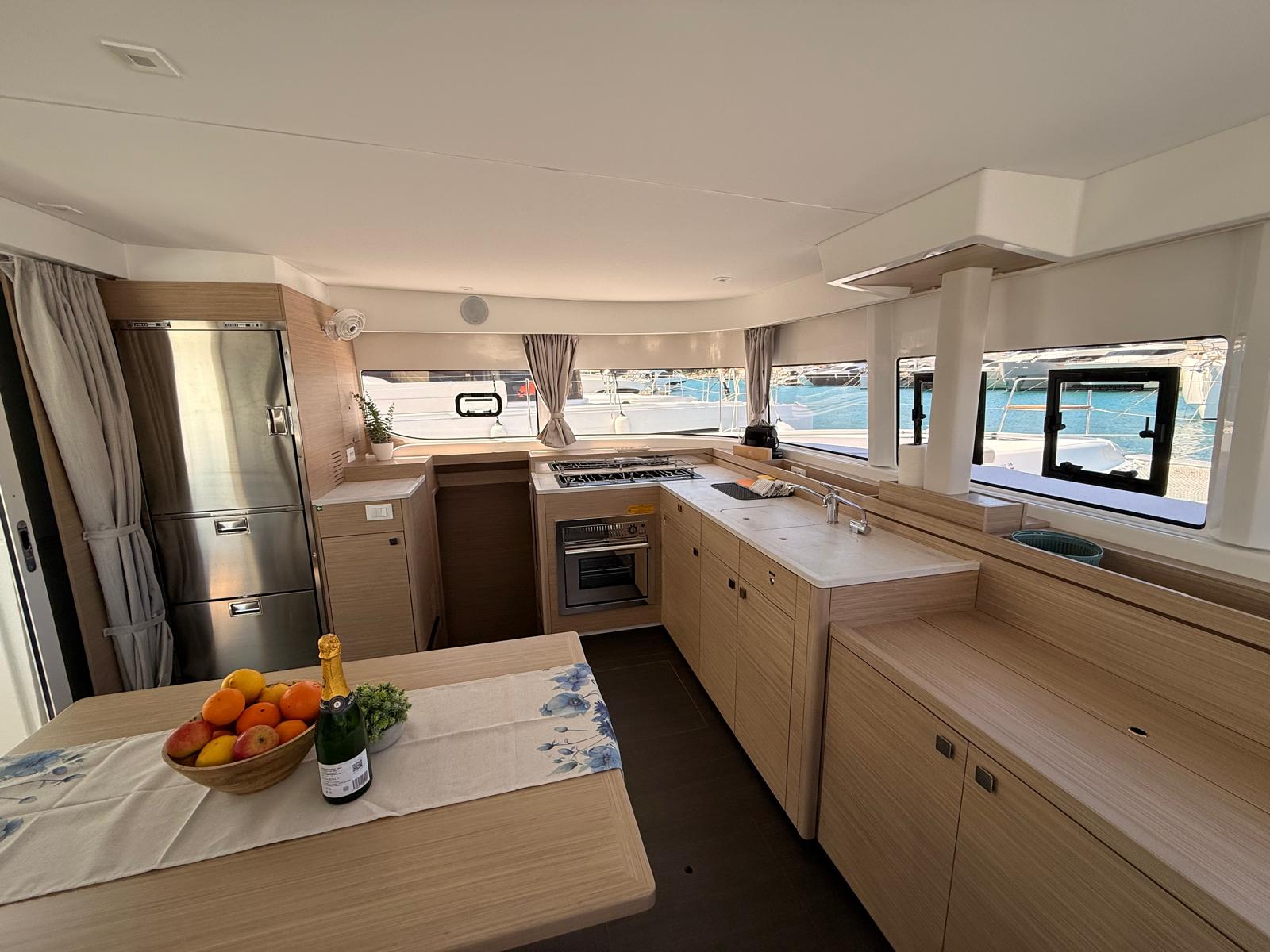 Lagoon 43 - 4 + 1 cab. — photo 14