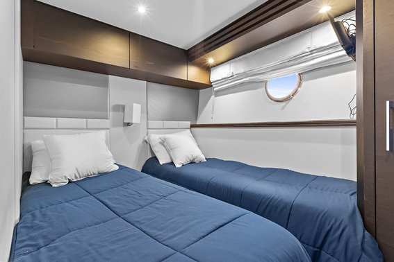Marquis 720 Flybridge — photo 18