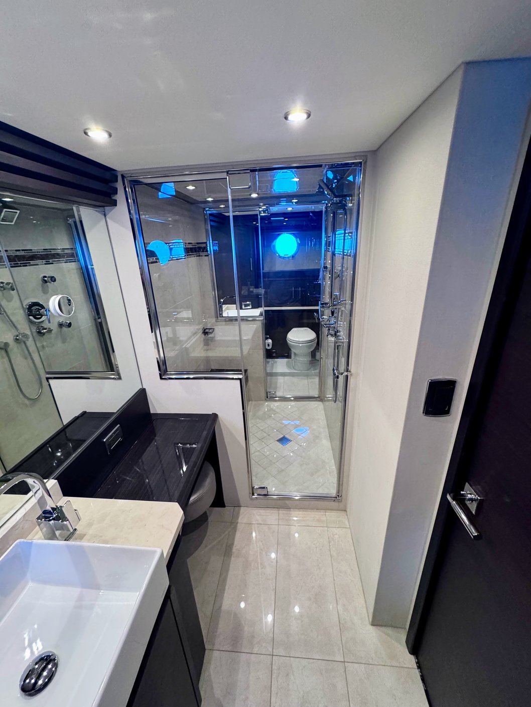 Marquis 720 Flybridge — photo 30
