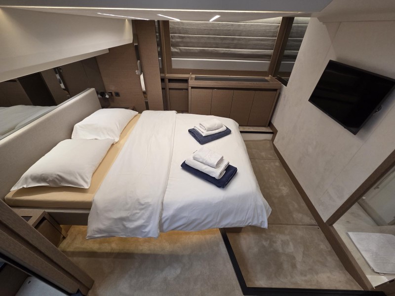 Prestige 520 Flybridge - 3 + 1 cab. — photo 19