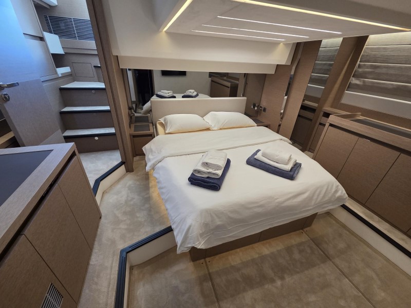 Prestige 520 Flybridge - 3 + 1 cab. — photo 22