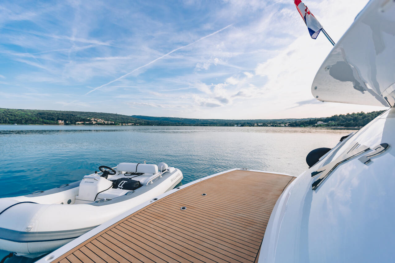 Sunseeker 65 Sport Yacht — photo 11