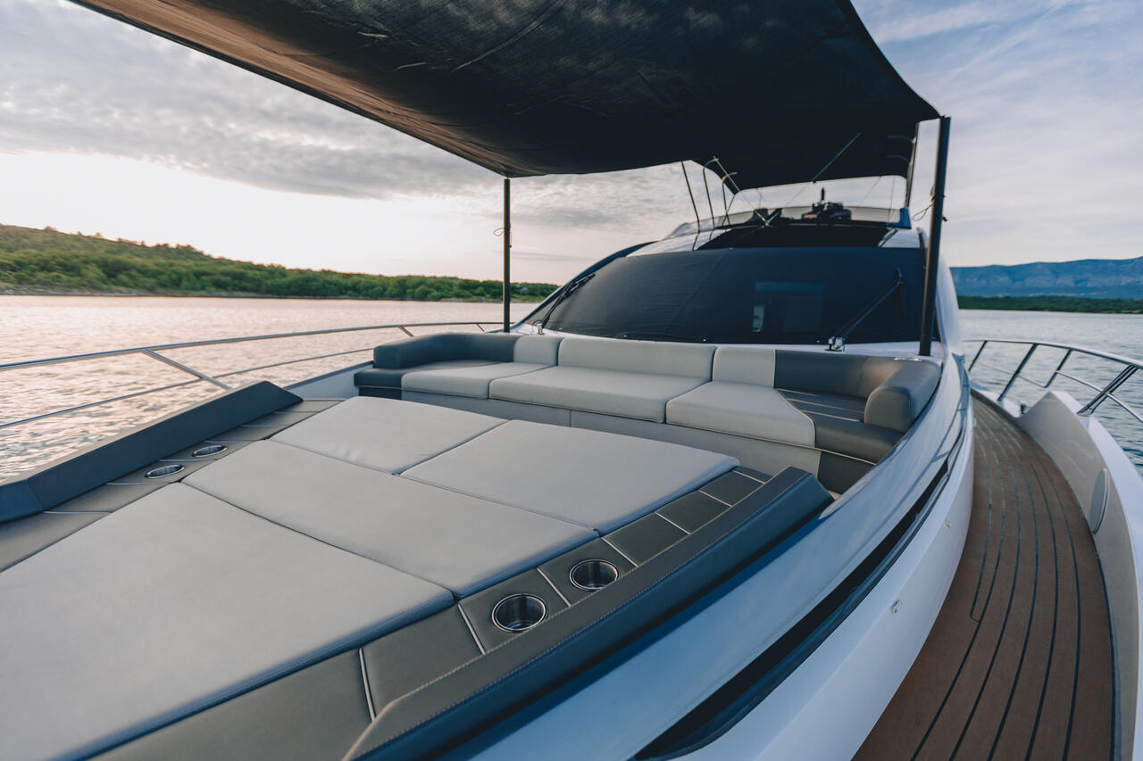 Sunseeker 65 Sport Yacht — photo 14
