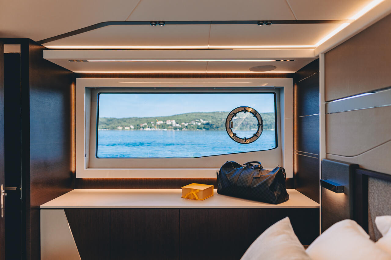 Sunseeker 65 Sport Yacht — photo 18