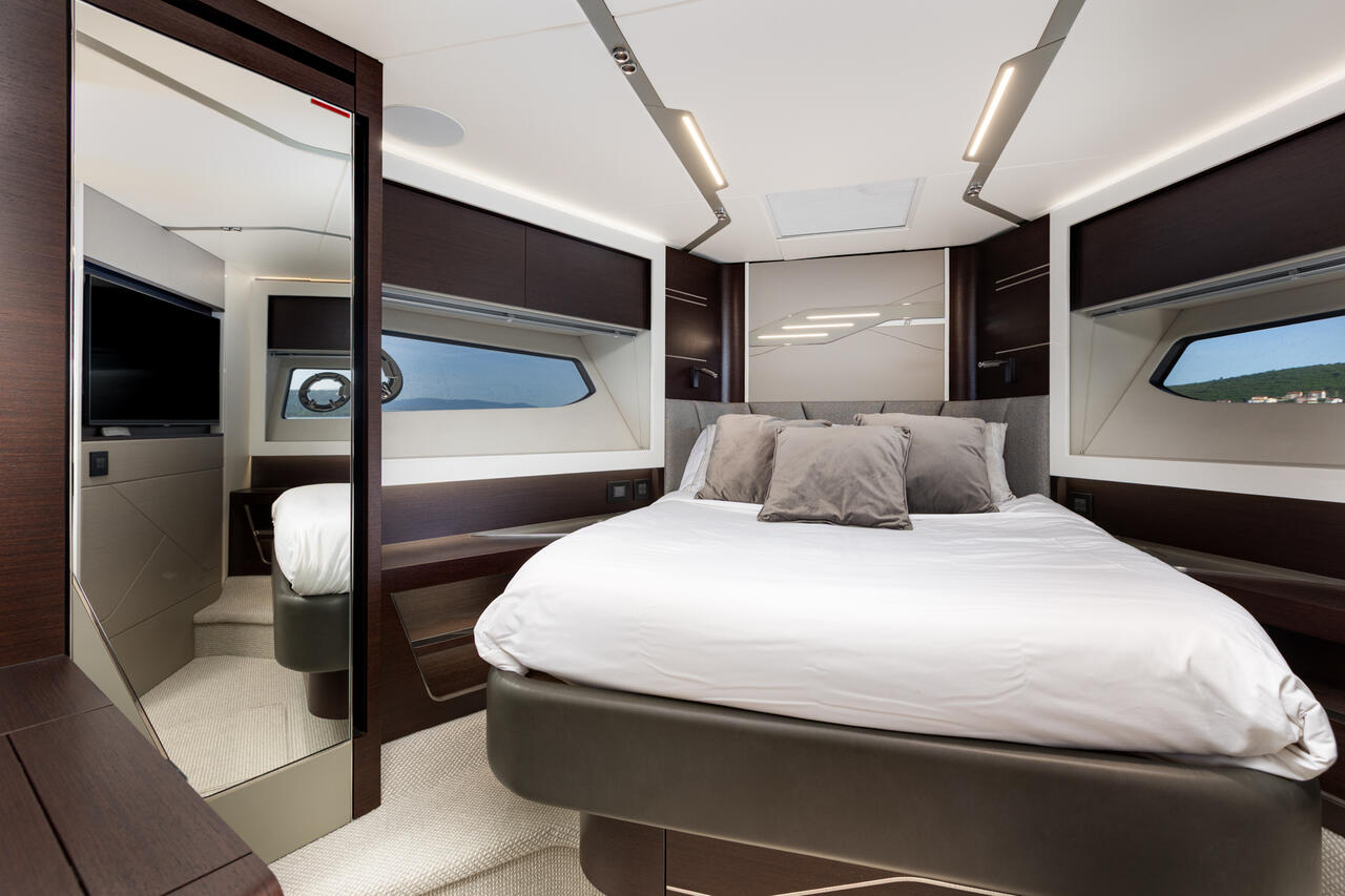 Sunseeker 65 Sport Yacht — photo 23