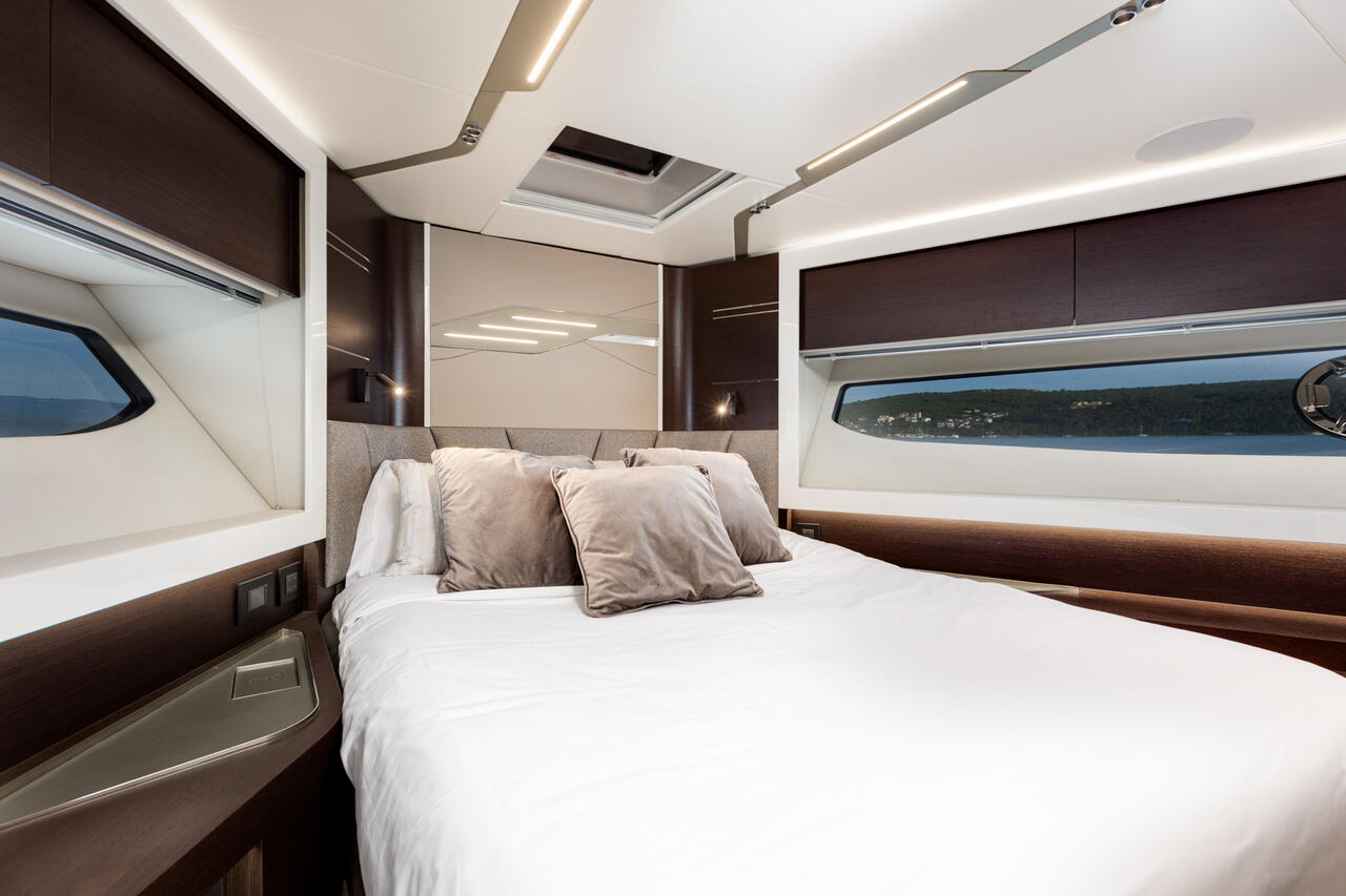 Sunseeker 65 Sport Yacht — photo 24