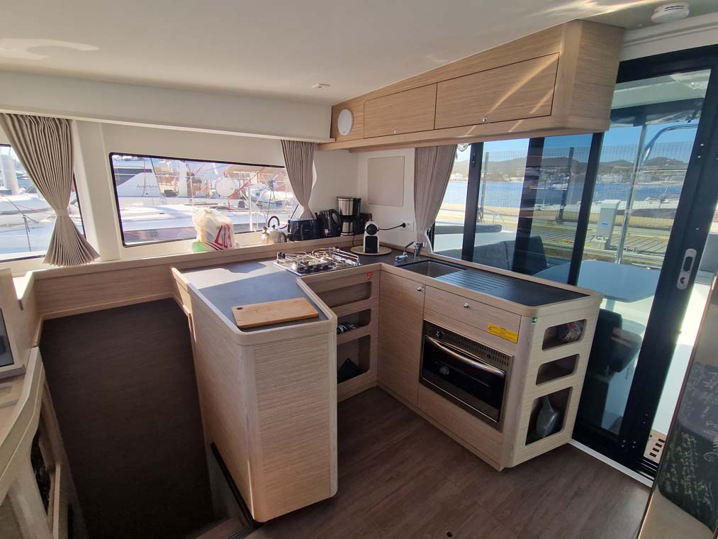 Lagoon 42 - 4 + 2 cab. — photo 4