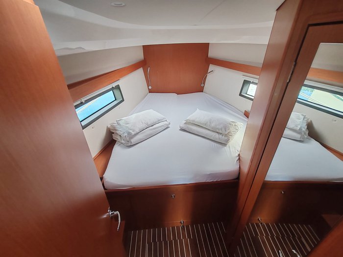 Bavaria C42 — photo 11