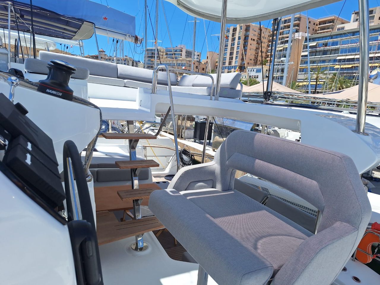Lagoon 43 - 4 + 2 cab. — photo 8