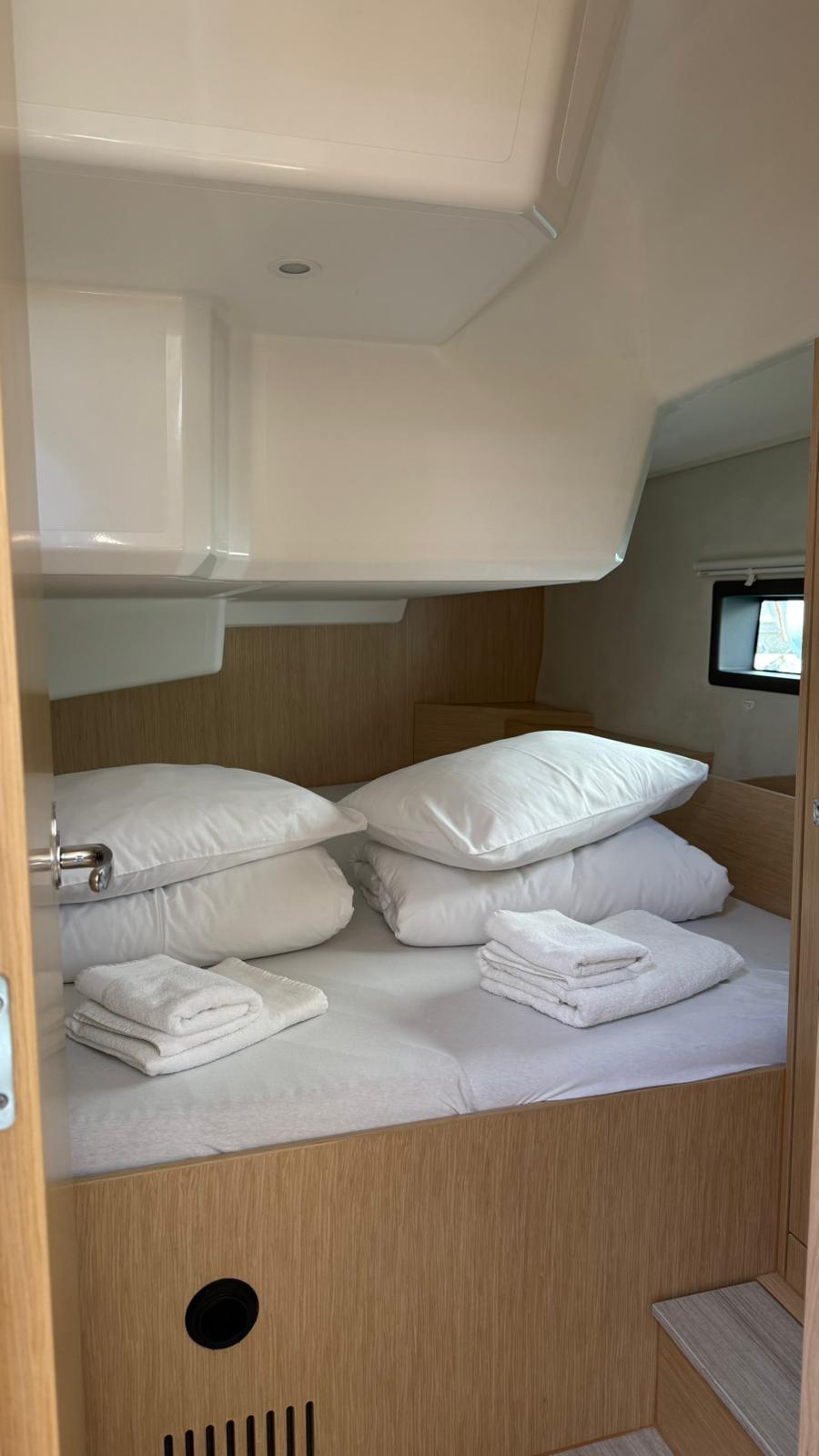 Bavaria C42 — photo 13
