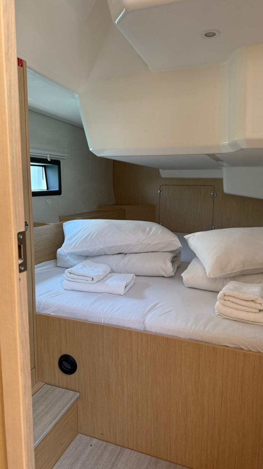 Bavaria C42 — photo 15