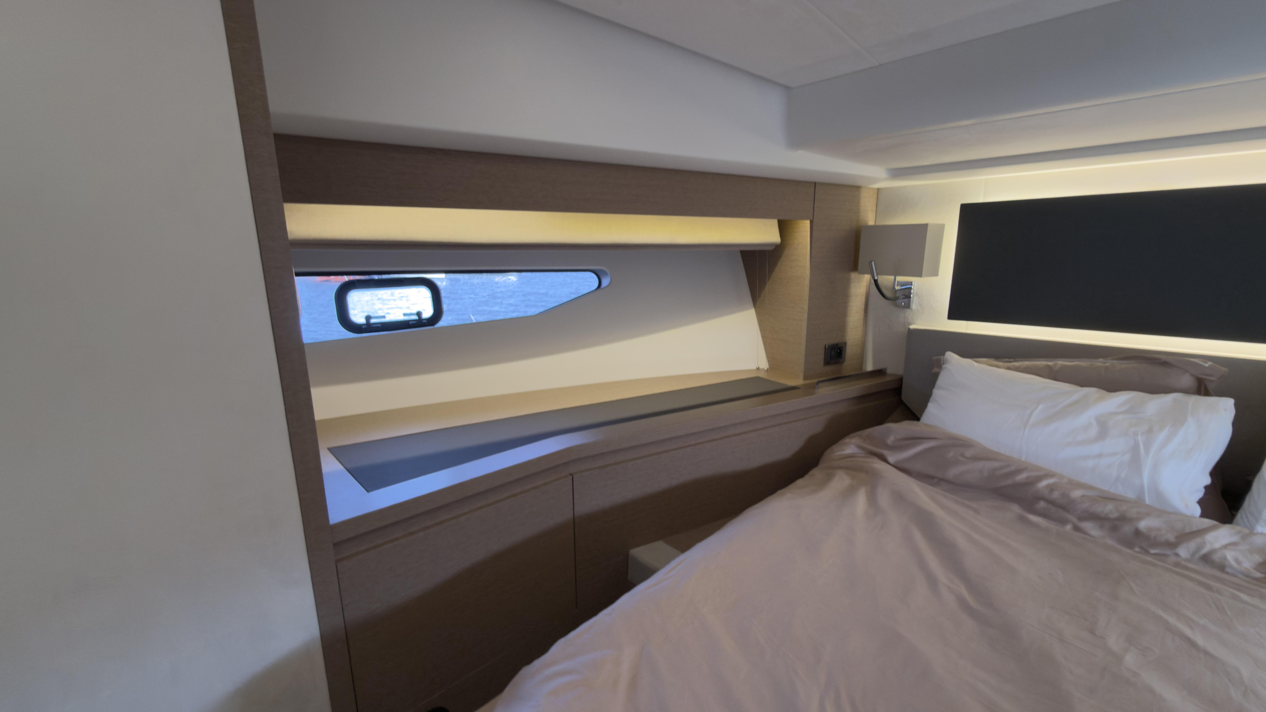 Prestige 590 Flybridge - 3 + 1 cab. — photo 9