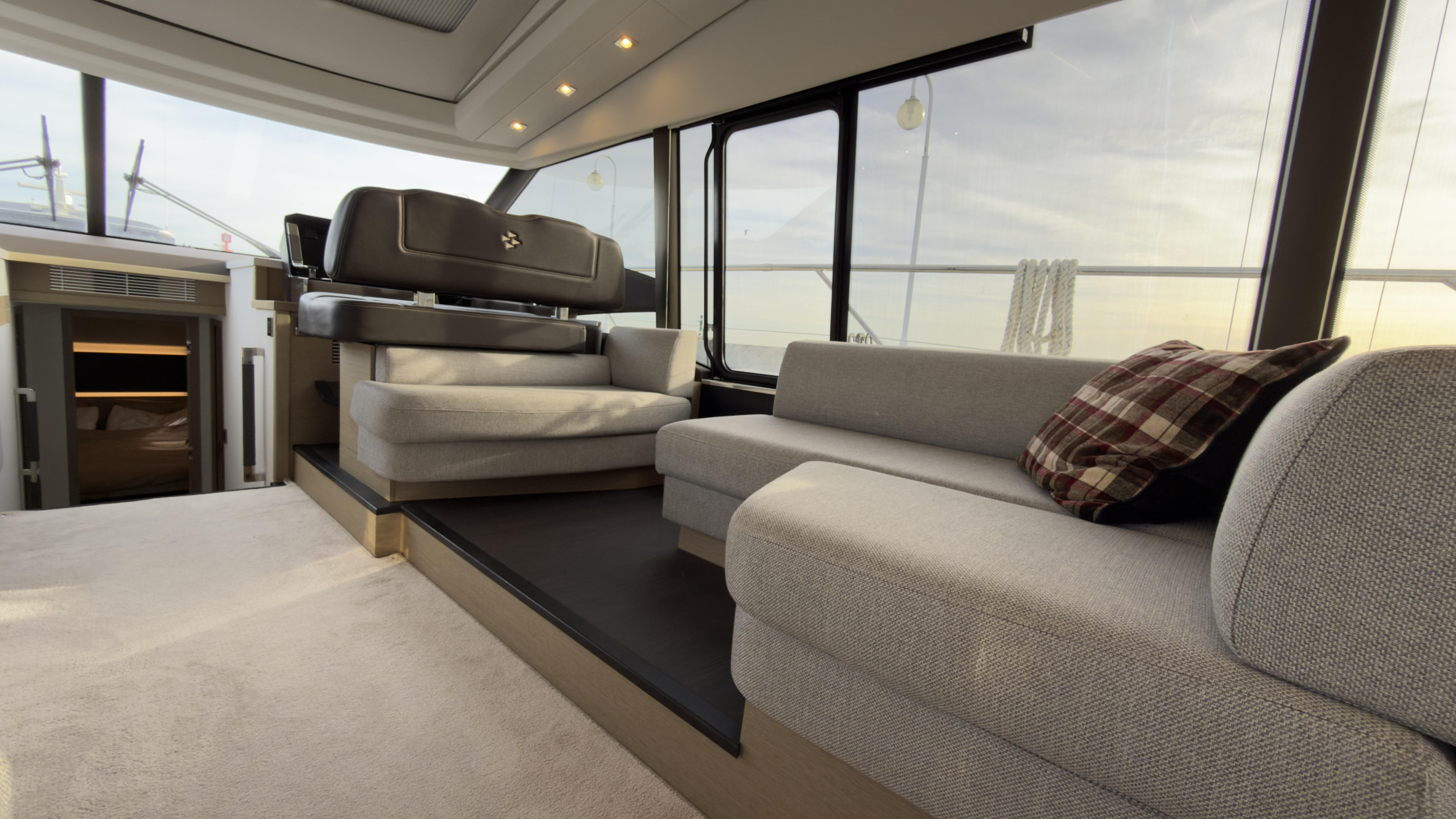 Prestige 590 Flybridge - 3 + 1 cab. — photo 17