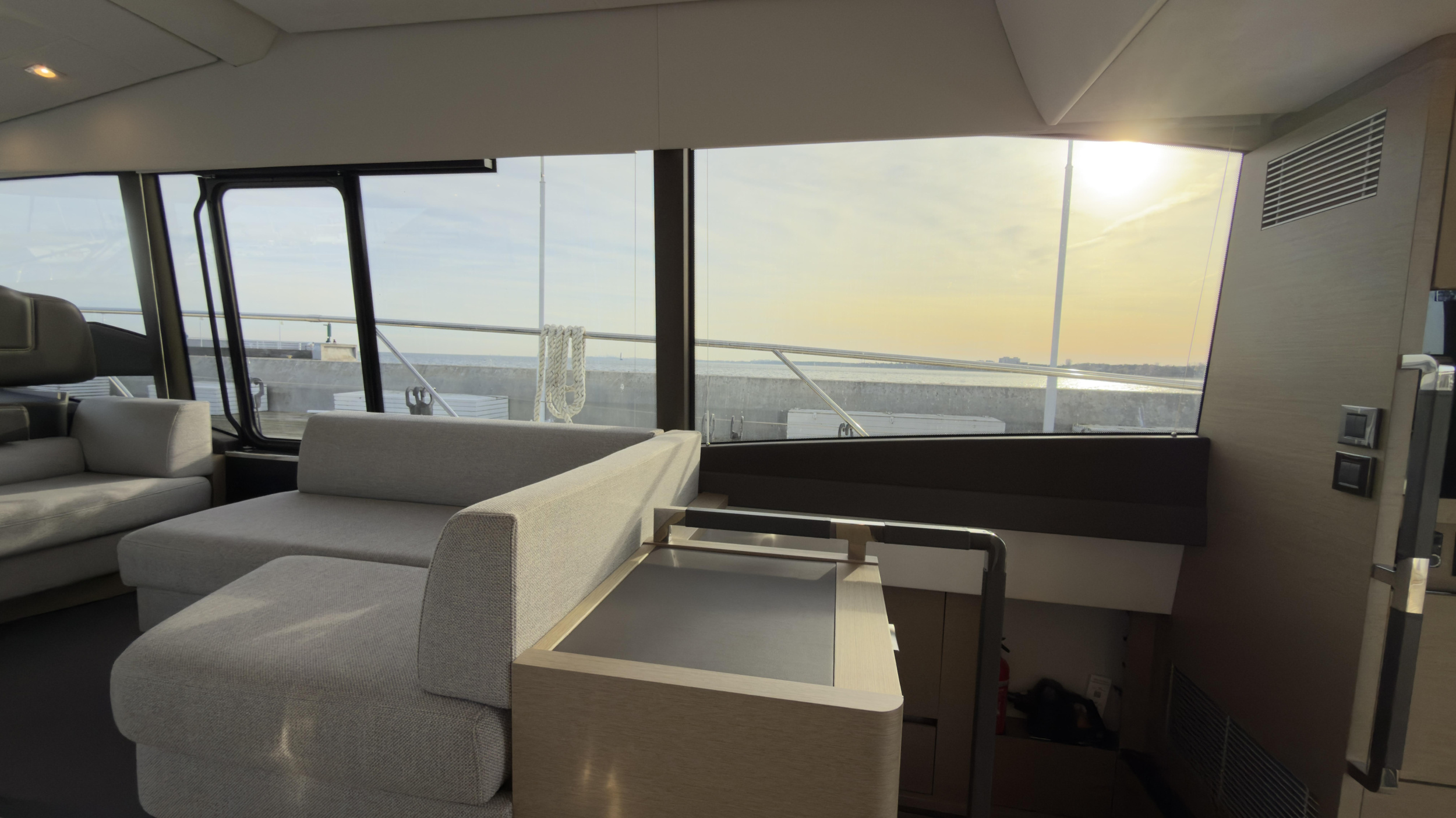 Prestige 590 Flybridge - 3 + 1 cab. — photo 19