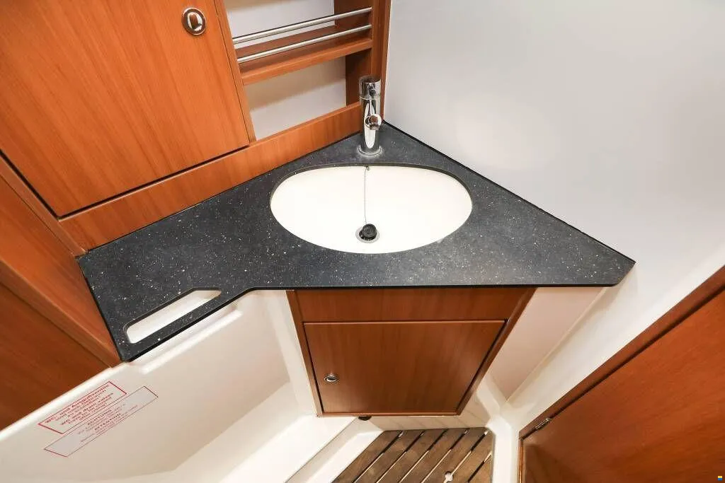 Bavaria Cruiser 32 — photo 33