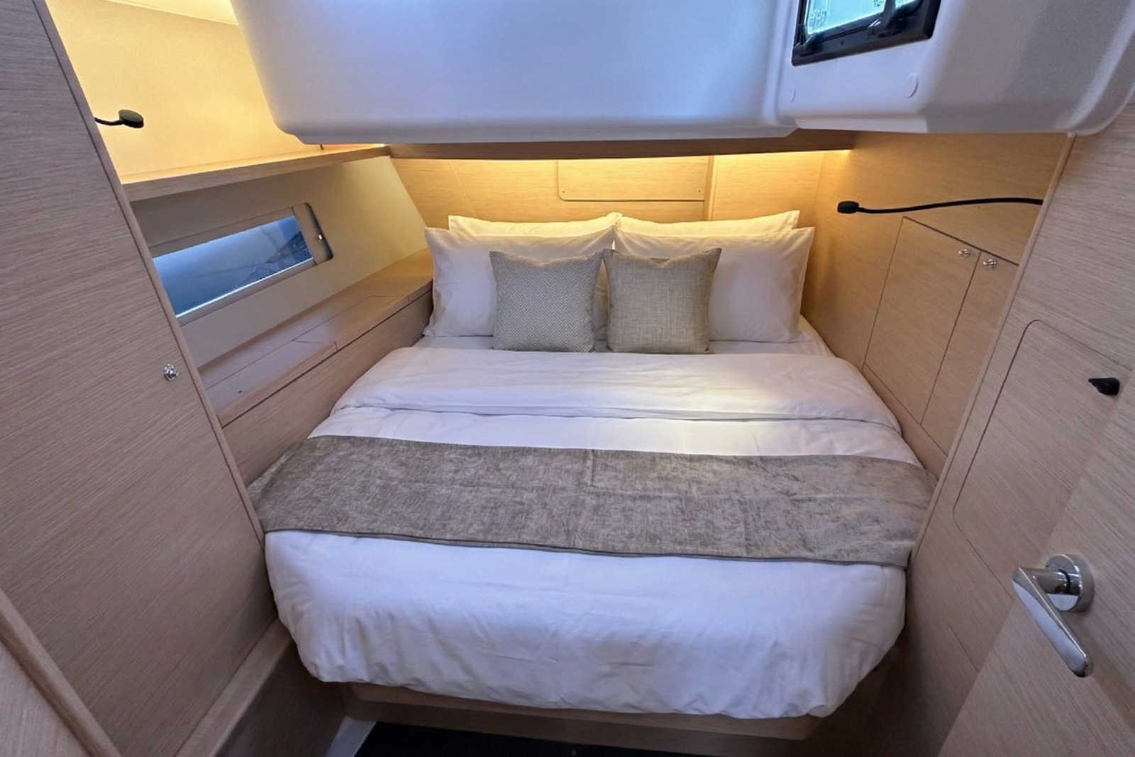 Dufour 470 - 4 + 1 cab. — photo 8