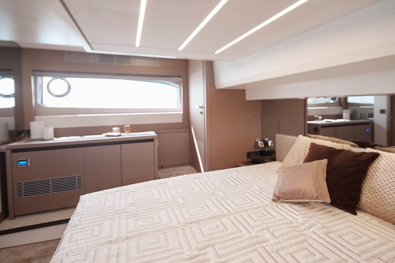 Prestige 520 Flybridge - 3 + 1 cab. — photo 21