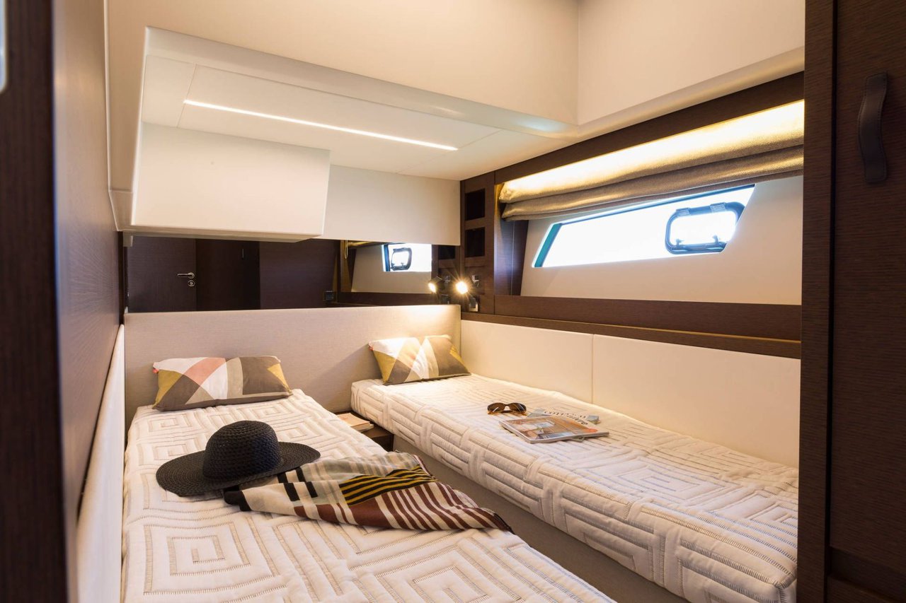 Prestige 520 Flybridge - 3 + 1 cab. — photo 2