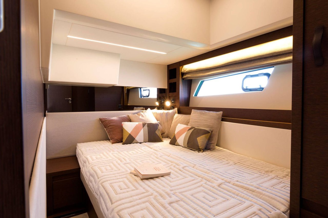 Prestige 520 Flybridge - 3 + 1 cab. — photo 3