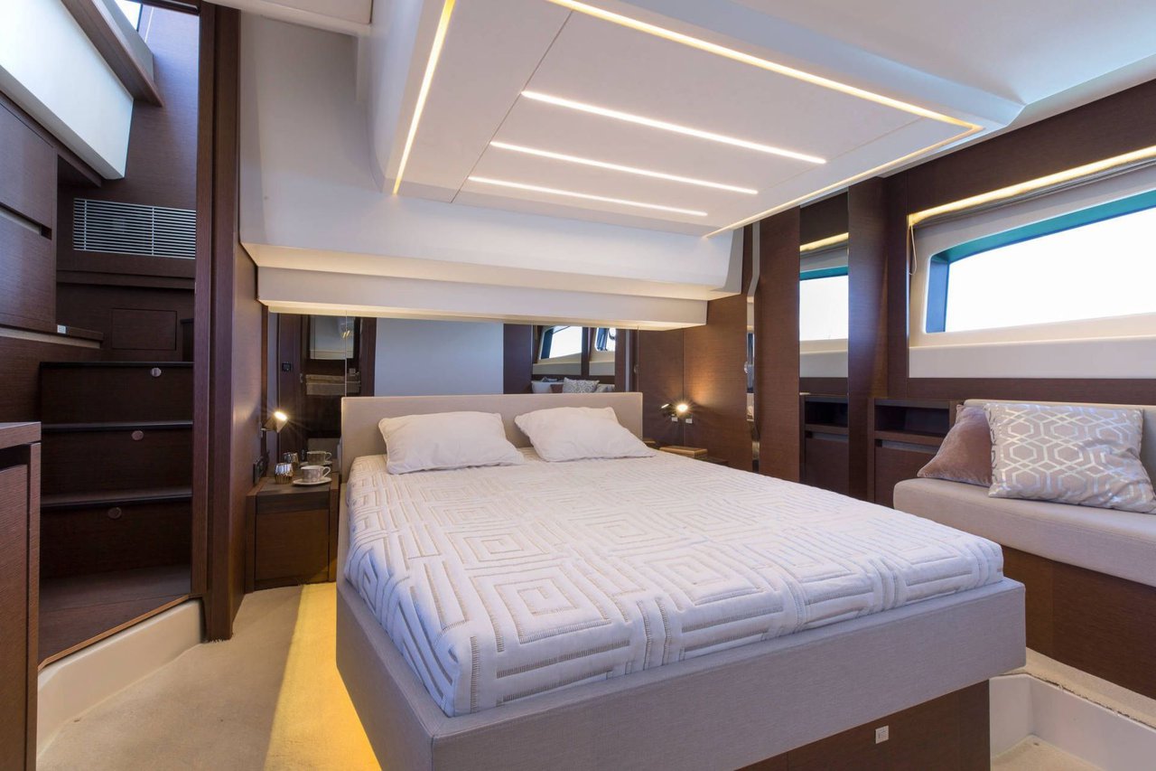 Prestige 520 Flybridge - 3 + 1 cab. — photo 4