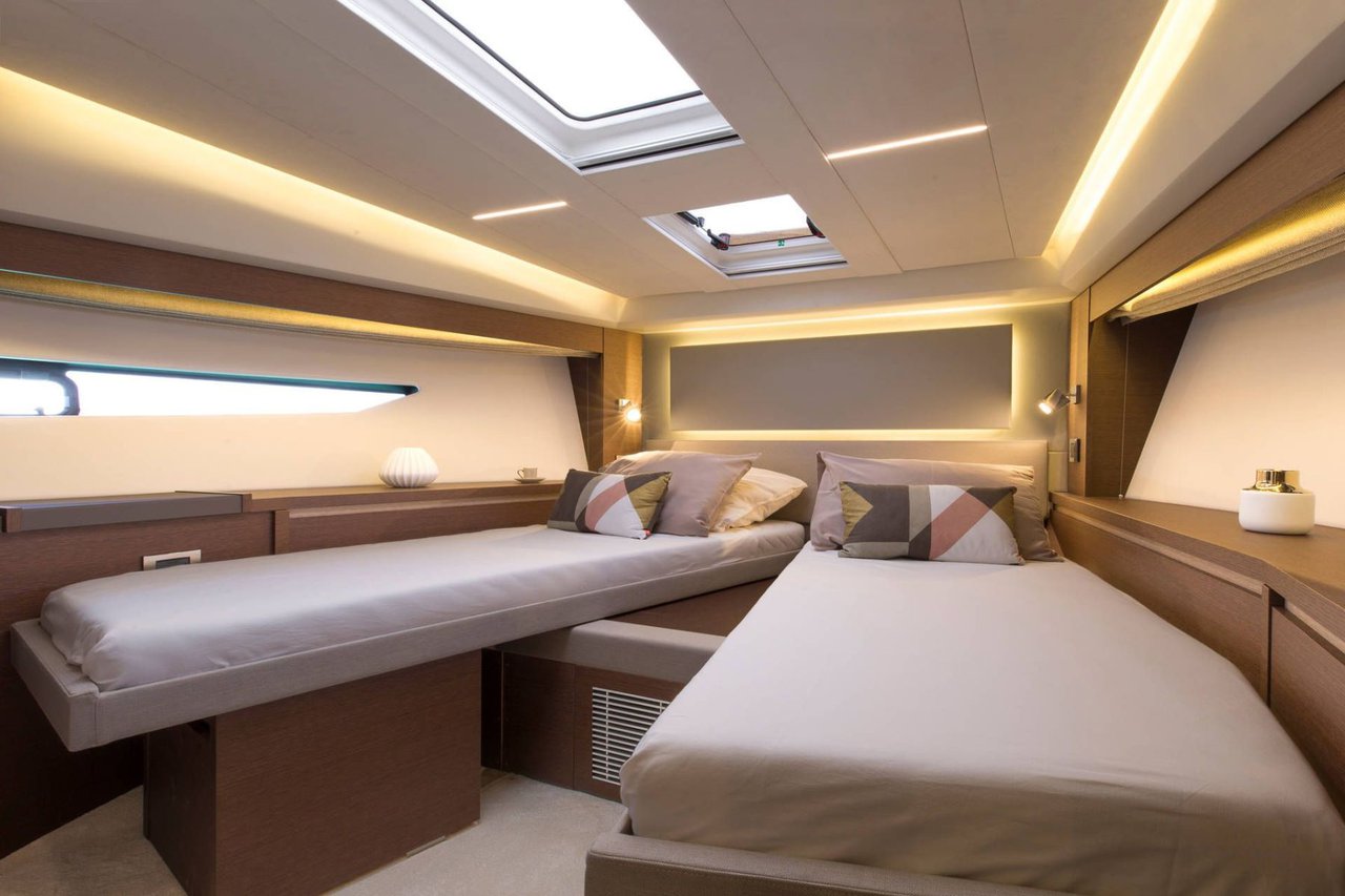 Prestige 520 Flybridge - 3 + 1 cab. — photo 5