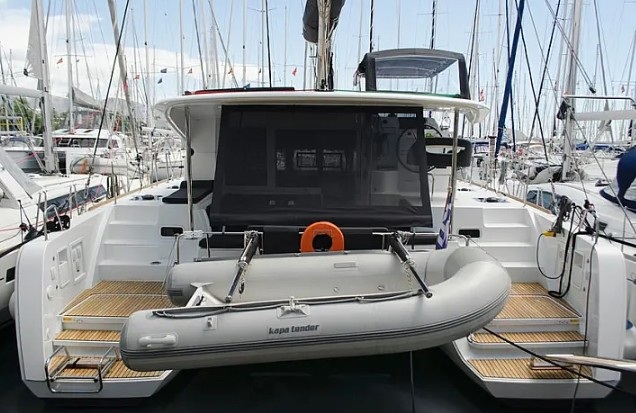 Lagoon 40 - 4 + 2 cab — photo 1